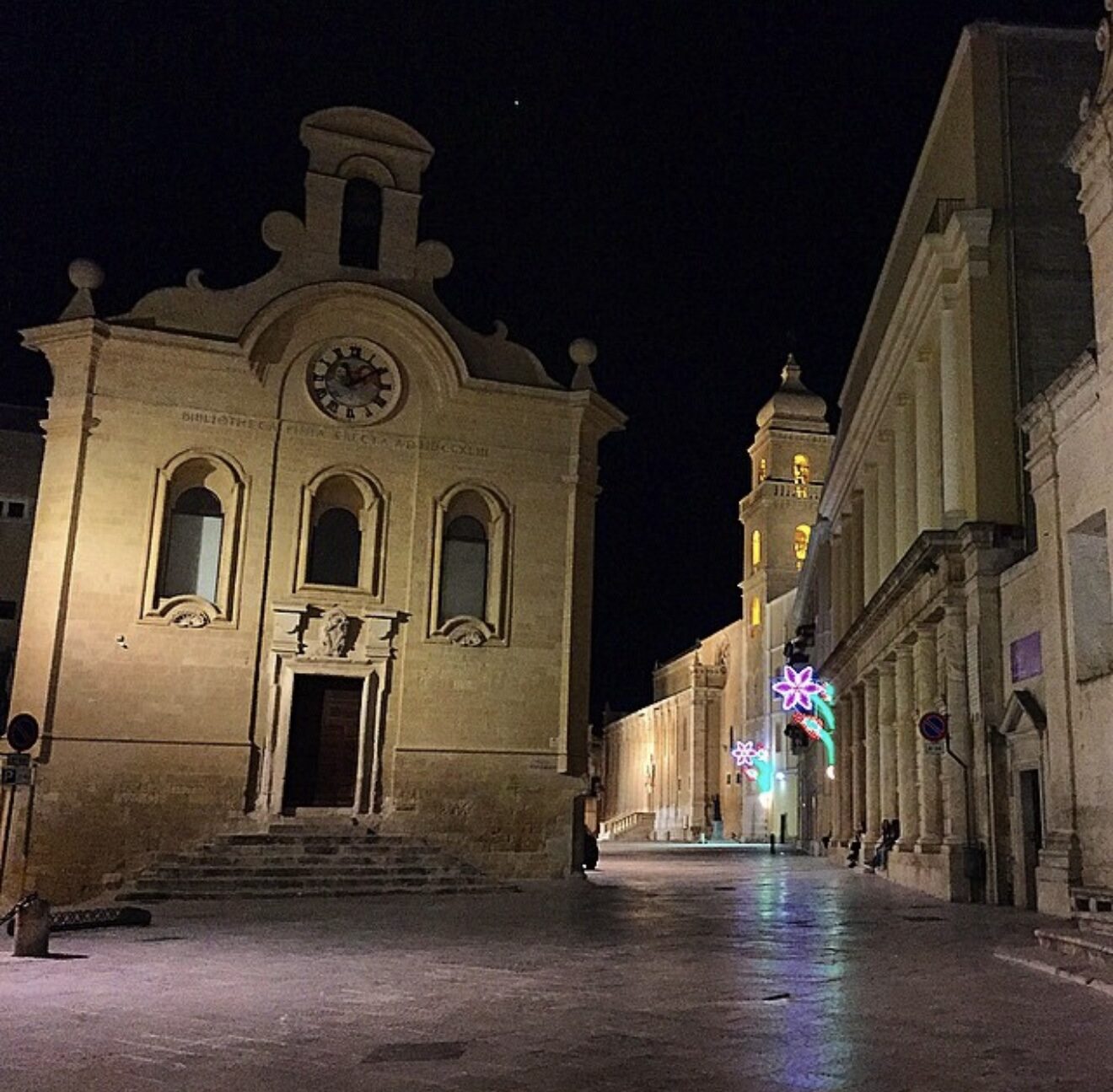 Una chiesa del centro storico di Gravina di notte